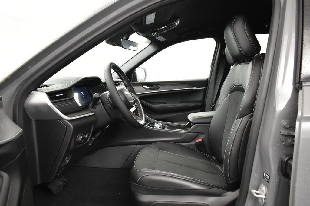 2027 Jeep Grand Cherokee GRAND CHEROKEE LAREDO ALTITUDE 4X2