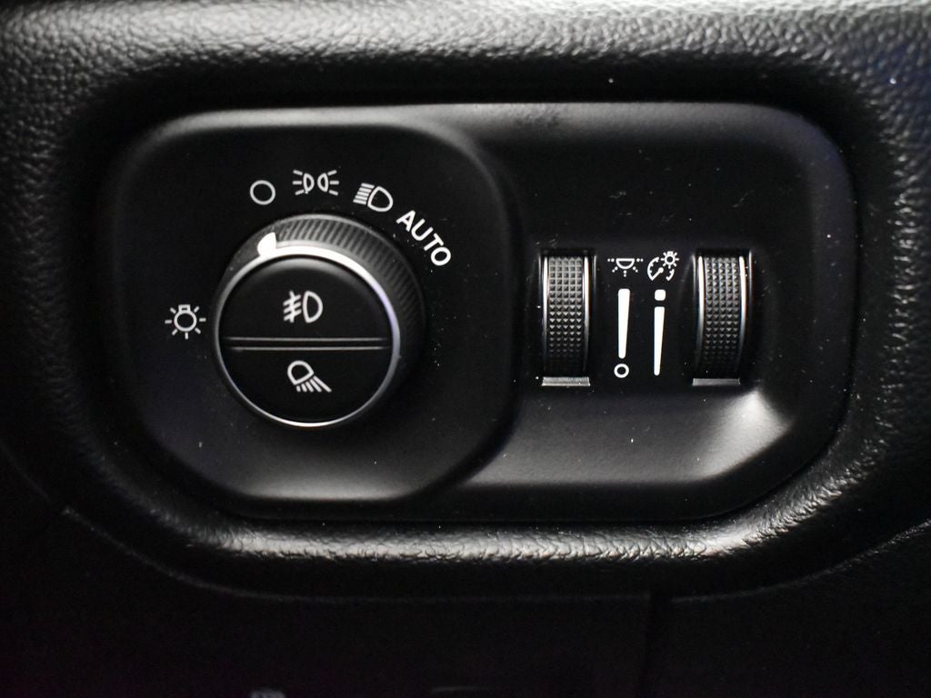 2020 RAM 1500 Laramie Crew Cab 4x2 5'7' Box