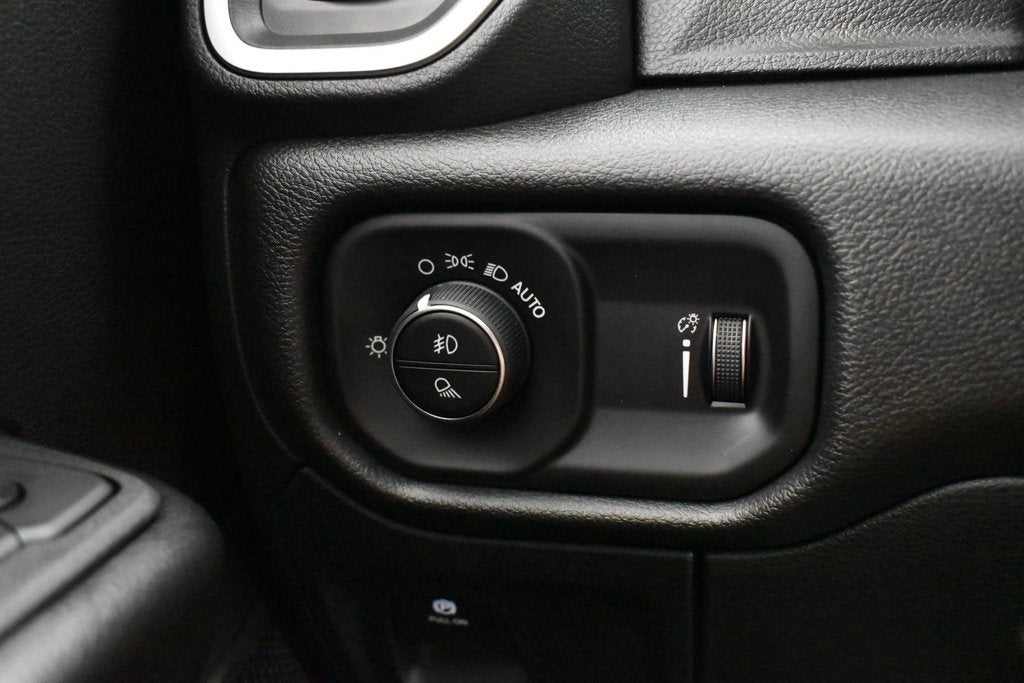 2026 RAM 1500 RAM 1500 EXPRESS CREW CAB 4X4 5'7' BOX