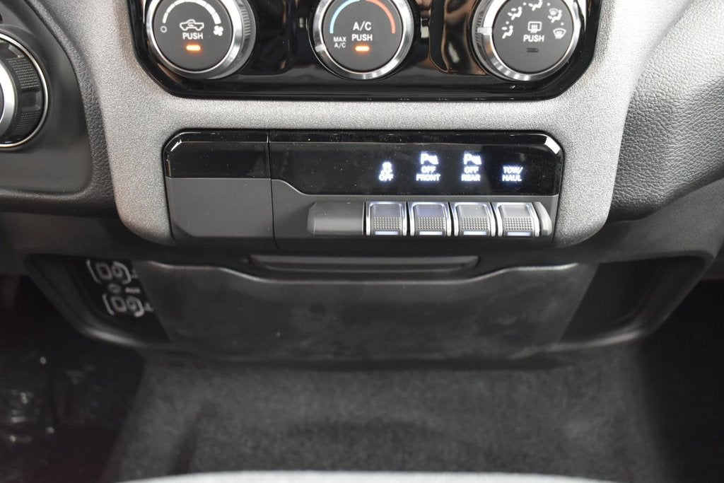 2027 RAM Ram 1500 RAM 1500 EXPRESS CREW CAB 4X2 5'7' BOX